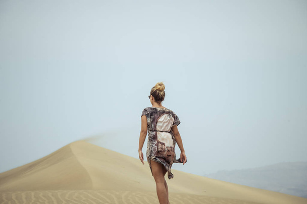 Chica caminando en dunas de arena Gran Canaria
 - Foto, Imagen
