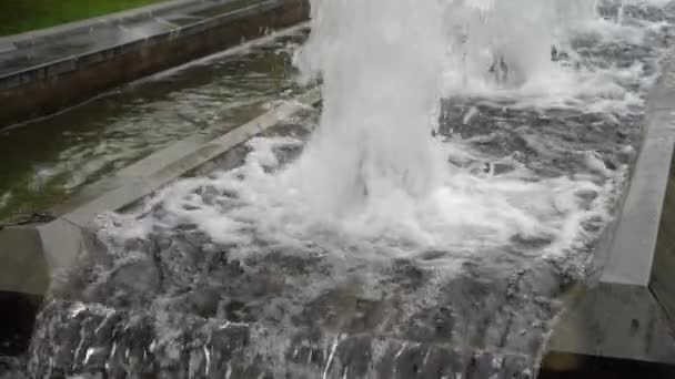 Αφρώδης ρεύματα νερού αυξάνονται και πέφτουν. Ένα δρομάκι από σιντριβάνια σε ένα πάρκο της πόλης. Αργή κίνηση - Πλάνα, βίντεο