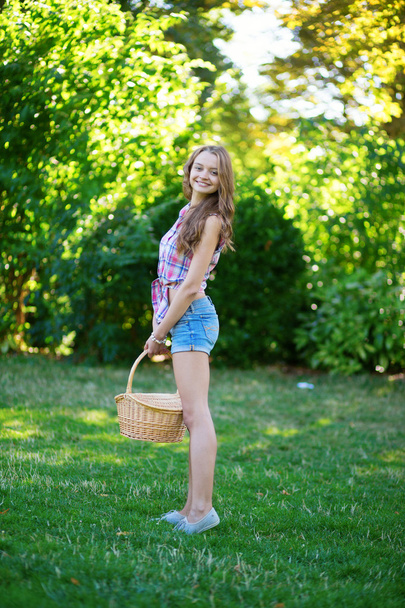 Pretty young girl ready for picnic - 写真・画像