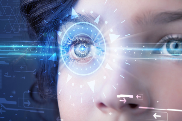 Cyber meisje met technolgy oog op zoek naar blauwe iris - Foto, afbeelding