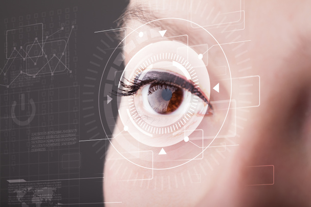 Cyber meisje met technolgy eye looking - Foto, afbeelding