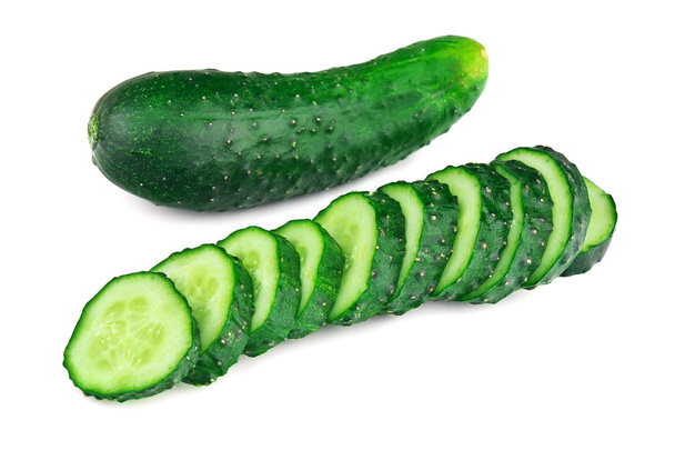 Komkommer en plakjes geïsoleerd op witte achtergrond. - Foto, afbeelding