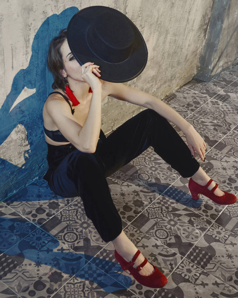 Danseuse de flamenco chaude avec un chapeau noir et un pantalon avec des bretelles
 - Photo, image