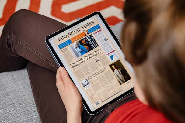 Mujer leyendo en el periódico digital iPad Pro
 - Foto, imagen