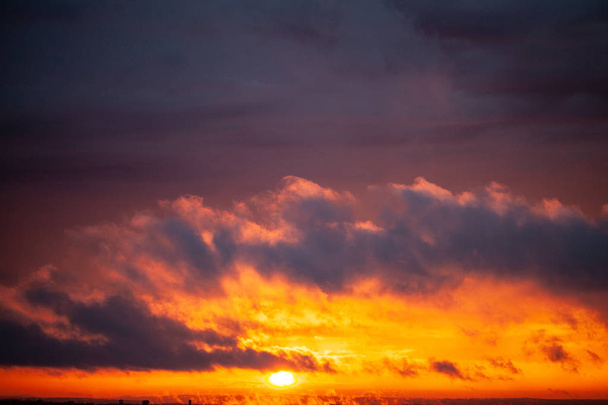 Dramatischer Sonnenuntergang mit dämmerndem Himmel und Wolken. - Foto, Bild
