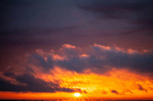 Δραματικό ηλιοβασίλεμα με πολύχρωμο ουρανό λυκόφωτος και σύννεφα. - Φωτογραφία, εικόνα