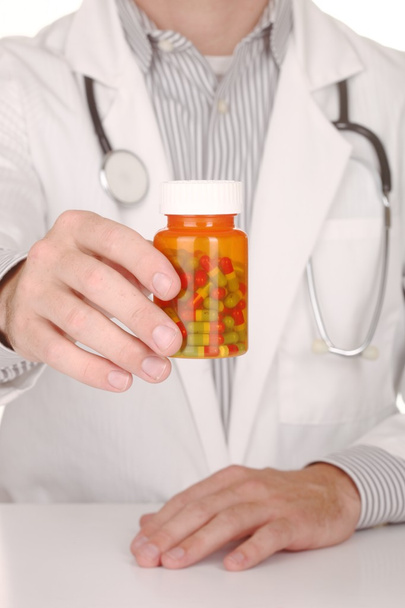 Médecin avec des médicaments dans des bouteilles d'ordonnance
 - Photo, image