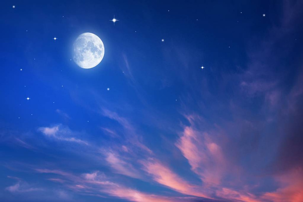 Mooie donkere pluizige bewolkte hemel met zonnestralen. Wassende maan met prachtige zonsondergang achtergrond. Royale Ramadan. Nieuwe maan. Gebedstijd.  - Foto, afbeelding