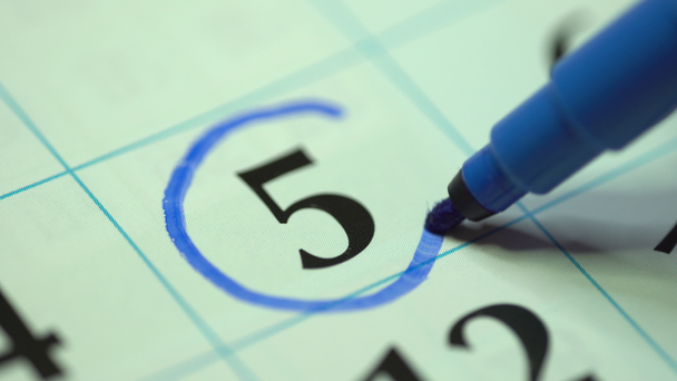 5. fünfter Tag des Monats. markiert die Frau das Kalenderdatum mit einem blauen Marker. Business Wall Kalenderplaner und Organisator - Filmmaterial, Video