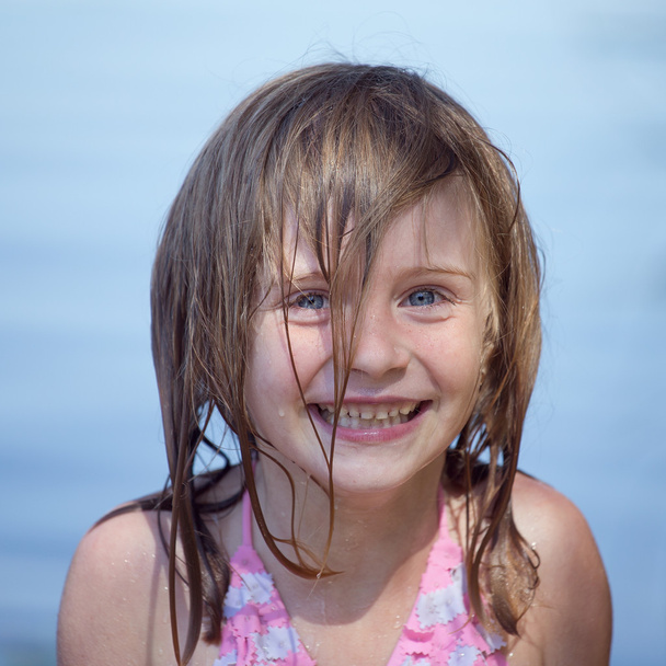 Adorable happy smiling little girl on beach vacation - 写真・画像