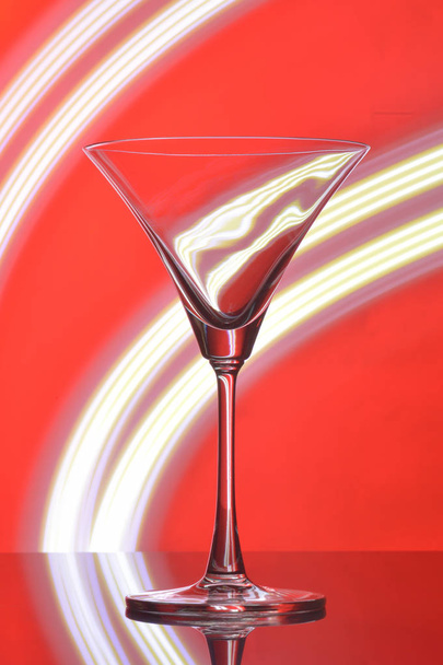 vidro martini no fundo da luz de fundo
 - Foto, Imagem