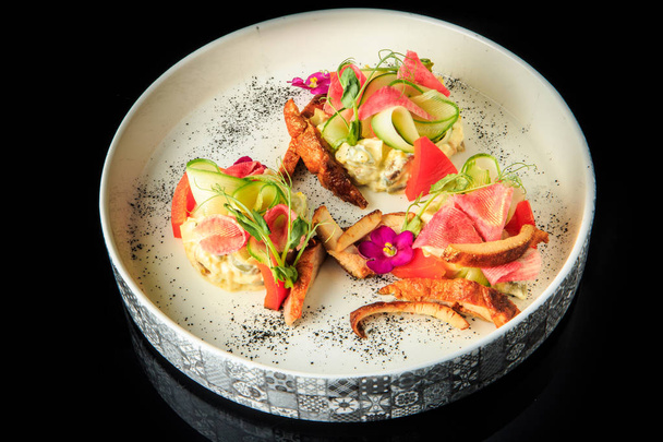 野菜と肉で飾られたオリジナルポテトサラダのトップビュー - 写真・画像