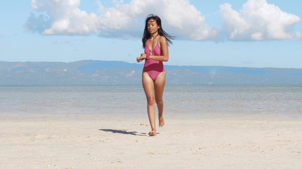 Muito asiático menina correndo em maiô na areia oceano tropical ilha, vista frontal
. - Filmagem, Vídeo