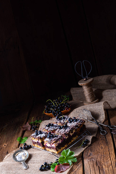 Polish cake from tin with fruit and sprinkles - Fotó, kép