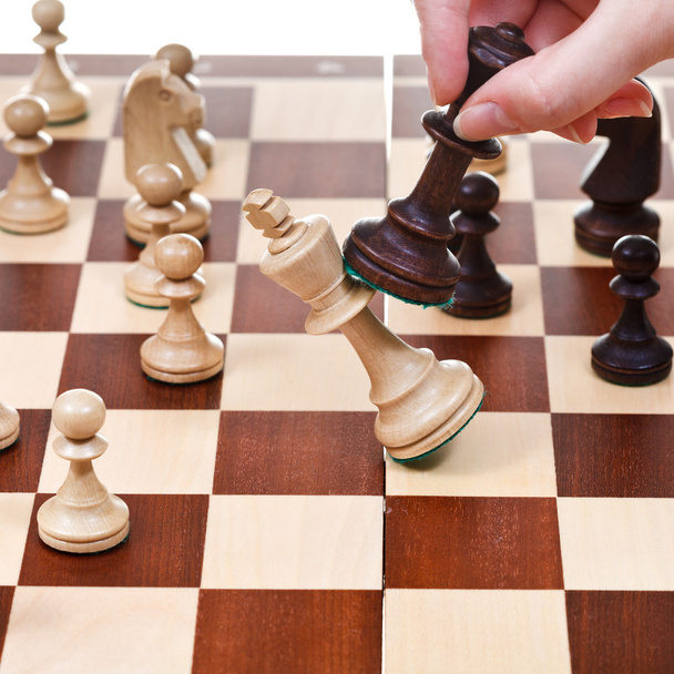 zwarte koning overturns witte koning in schaakspel - Foto, afbeelding
