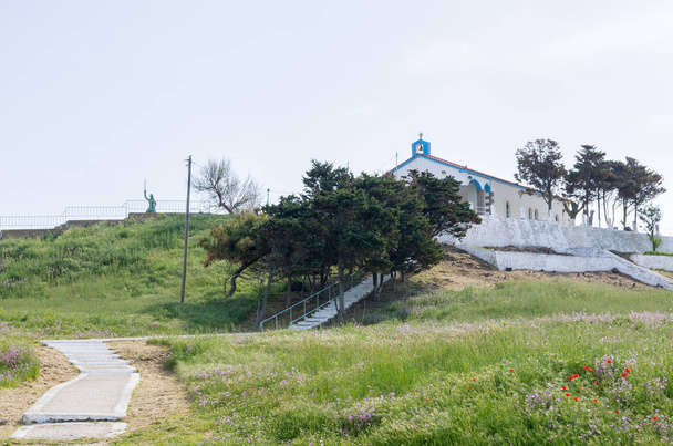 Церковь в деревне на греческом острове Лемнос со статуей местной героини Марулы
 - Фото, изображение