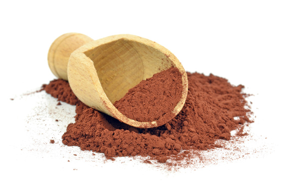 Una cucharada de madera con cacao en polvo
 - Foto, imagen