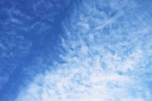 白い雲と青い空曇りの日の青い空 - 写真・画像