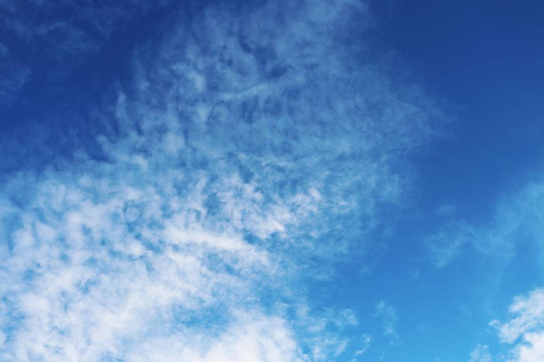 Blauwe hemel achtergrond met wolken. Witte wolk en blauwe hemel - Foto, afbeelding