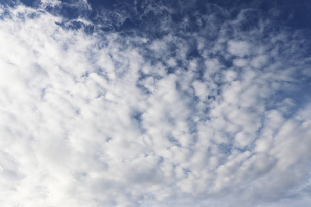Γαλάζιος ουρανός με λευκά σύννεφα. Φυσικός όμορφος ουρανός - Φωτογραφία, εικόνα