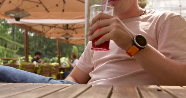 Fiatal férfi relaxáló frissítő itallal - Felvétel, videó