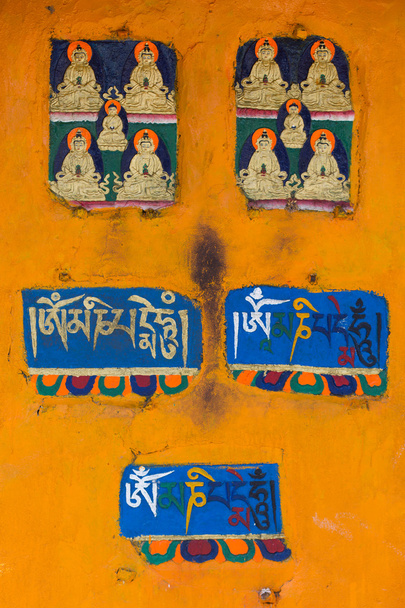 Жовта стіна і маленький розпис Будди
 - Фото, зображення