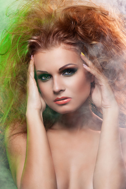 Дівчина з пухнастим рудим волоссям
 - Фото, зображення