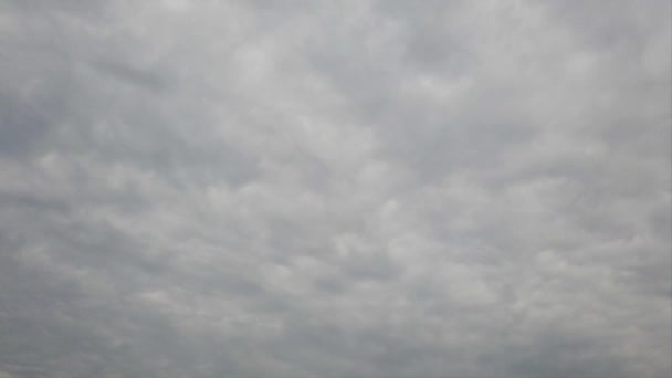 Niebo w czasie upływ z upiorny Nimbostratus formacji chmura i Pogoda czai się z możliwych opadów - Materiał filmowy, wideo