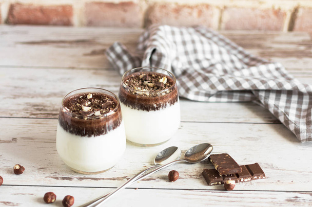 Dessert, Milchschokoladengelee mit gehackter Schokolade und Nüssen. - Foto, Bild