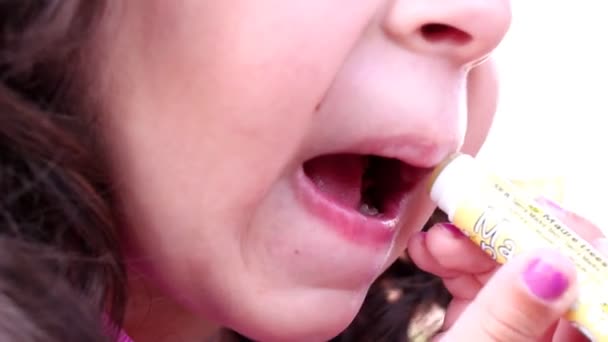 Pikkutyttö käyttää äidin huulipunaa.
 - Materiaali, video