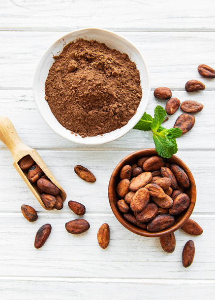 Miska s kakaovým práškem a fazolemi - Fotografie, Obrázek
