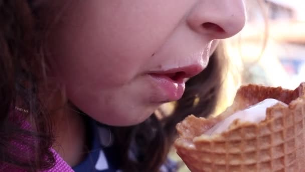 ένα κοριτσάκι που τρώει ένα παγωτό - Πλάνα, βίντεο
