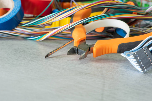 Narzędzia i kable stosowane w domowej instalacji elektrycznej - Zdjęcie, obraz