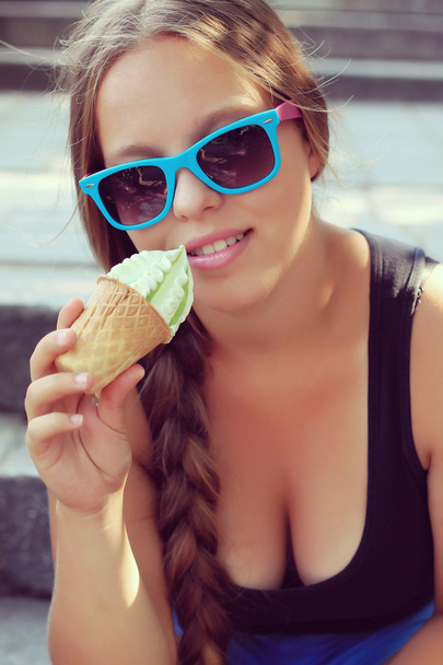 Chubby girl eating pistachio ice cream - Foto, Imagen