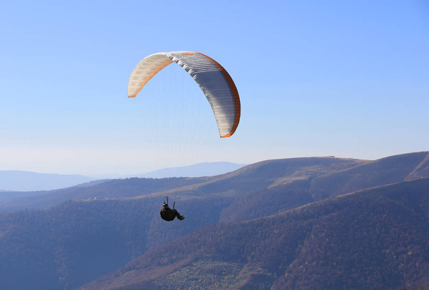 vliegende Paraglider in de lucht - Foto, afbeelding
