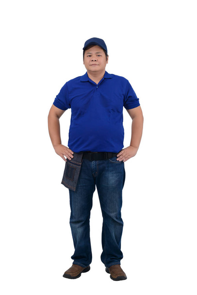 asiático entrega hombre trabajando en azul camisa con cintura bolsa para equi
 - Foto, Imagen