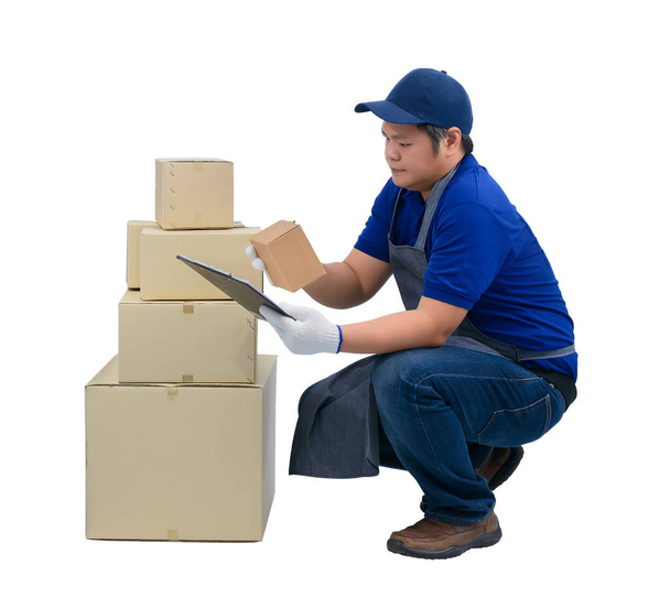 Aziatische delivery man werken in blauw shirt schort, beschermende handschoen - Foto, afbeelding