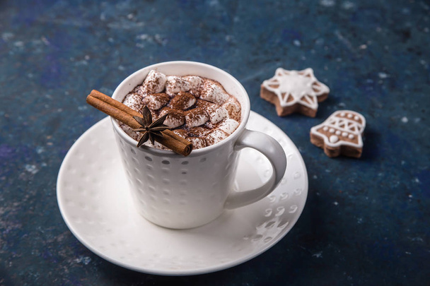 Gorąca zima słodki kakao napój z marshmallows i Ginger cookie - Zdjęcie, obraz