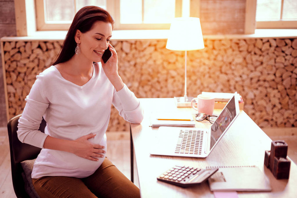 Pretty pregnant young female talking per telephone - 写真・画像