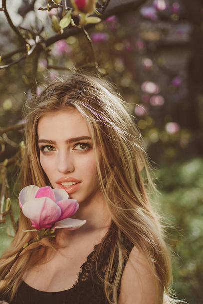 Beautiful female face. Pretty girl smiling. Young sexy woman. Outdoor lifestyle portrait of beautiful young woman in garden. Natural beauty. Travel and youth. - Foto, Imagem
