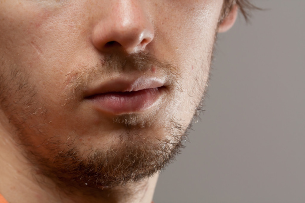 Hombre sin afeitar parte de la cara
 - Foto, imagen