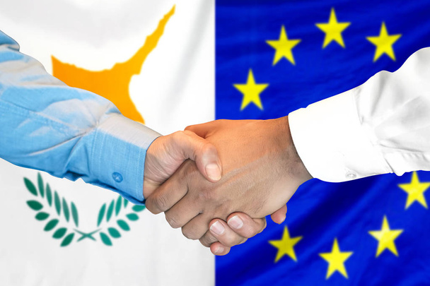 キプロスと欧州連合の旗の背景に握手. - 写真・画像