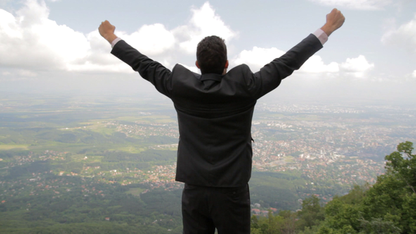 Conceito de negócio de sucesso Jovem homem levantando as mãos para cima Cityscape
 - Filmagem, Vídeo