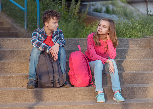 Teen boy and girl sitting on stairs - Foto, imagen