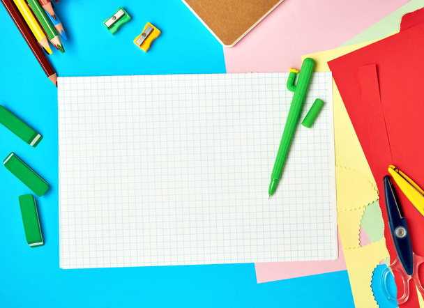 білий квадратний папір з блокнотів, дерев'яні кольорові олівці
 - Фото, зображення