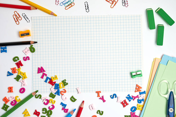 schoolbenodigdheden: veelkleurige houten potloden, notitieboekje, gekleurd - Foto, afbeelding