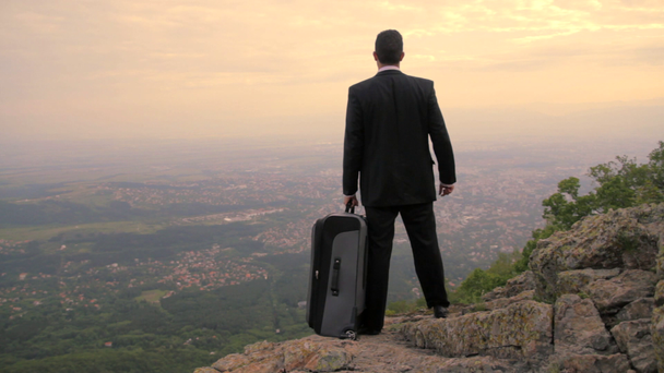 Business Businessman alla ricerca di opportunità borsa da viaggio città
 - Filmati, video