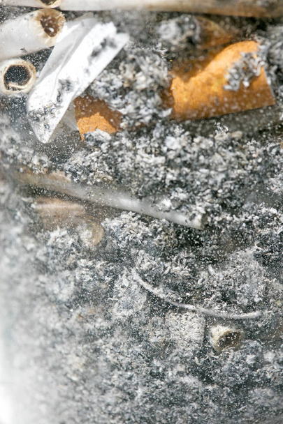 Cendres et se joint à partir de cannabis médical en verre macro fond
  - Photo, image