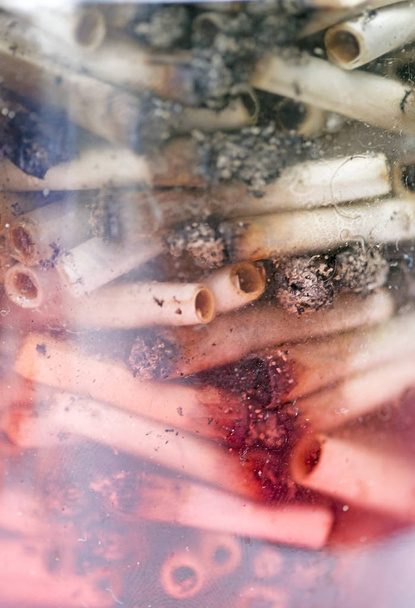 Cenizas y se une desde el cannabis medicinal en el fondo macro de vidrio
  - Foto, Imagen