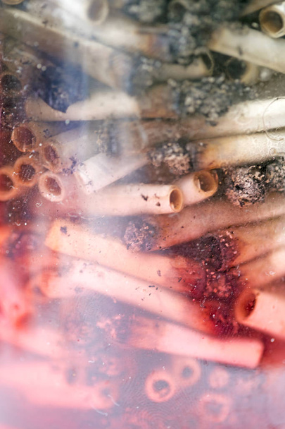 Cendres et se joint à partir de cannabis médical en verre macro fond
  - Photo, image